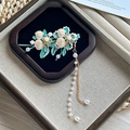 Barrette tulipe dorée élégante avec pétales vert menthe et pompon de perles sur support - Tulipe Bleue