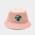 Dettaglio di un cappello da pescatore rosa con patch ricamata circolare e tessuto in cotone - M (56-58cm) / Rosa