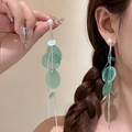 Detail van zilveren kwastjes oorbellen met witte parels en groene ronde hangers - 24# Zilveren oorknopje - Groen - Rond