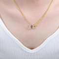 Collar minimalista de doble anillo entrelazado en oro y plata mostrado en modelo - Oro y Plata