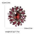 Detalle macro de broche floral vintage con cristales rojos y escala de 6,2 cm de alto - Morado