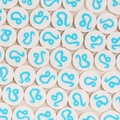 Perline dello zodiaco in argilla polimerica bianca con motivi blu per gioielli - Leone