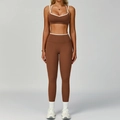 Set yoga marrone due pezzi da donna con profili bianchi e leggings a vita alta - Taglia S / Top E Pantaloni / Marrone Tè di Betulla (Bra + Leggings)