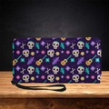Lila Geldbörse mit Zucker-Totenkopf-Muster, Kakteen, Blumen und schwarzer Handschlaufe - Lila Zuckerschädel Tag der Toten Stil (QB-020)