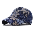 Dettaglio del cappellino in rete blu scuro con ricamo floreale in pizzo azzurro chiaro - Regolabile / Blu navy