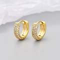 Nahaufnahme von 18K vergoldeten Huggie-Ohrringen mit mikropave weißen Zirkonsteinen - Vollbesetzter Diamant-Stil / Mittel / Gold