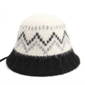 Dettaglio di cappello pescatore in maglia a rombi con calda trama in mohair - Nero