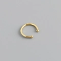 Detailopname van de gouden S925 zilveren ear cuff met gegraveerd keurmerk en gladde kralen - Enkel Stuk / Goud