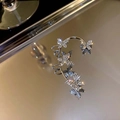 Silberne Ohrmanschette mit Schmetterlingen und funkelnden Zirkoniasteinen im Set - Schmetterling-Stil (HE8845) / Silber