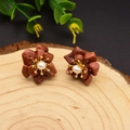 Boucles d'oreilles fleur en pierre brune avec perle blanche sur socle en bois - Clous Fleur en Goldstone (Rouge Brunâtre)