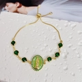 Dettaglio del bracciale Vergine Maria placcato oro 18 carati con pietre di zircone verdi - Verde