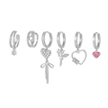 Dettaglio di sei orecchini argentati con motivi a cuore, perla, zircone e fiocco su bianco - Stile Argento (TZ00195白k)