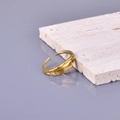 Onregelmatige gouden open ring met golvende textuur op een stenen displayvoet - 18K Goud