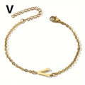 Detail des 18K vergoldeten Armbands mit V-Anhänger und verstellbarem Karabinerverschluss - Buchstabe V