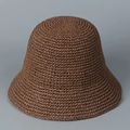Vue détaillée de la texture du chapeau cloche en paille marron tressé à la main au crochet - M (56-58cm) / café