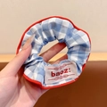 Blauw-wit geruite kant scrunchie met rode bies en een klein stoffen merklabel - #2 Blauwe Geruite Scrunchie Ongeveer 14 Cm