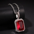 Macro-opname van vierkante rode edelsteen hanger met micro-zirkonia op zilveren twistketting - Zilver Rood Stijl