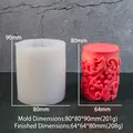 Detalle del molde de silicona cilíndrico y vela roja con relieves florales - Relieve de Flor de Hielo Estilo B
