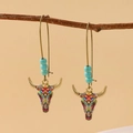 Detail von Boho-Ohrringen mit Ochsenkopf und Türkisperlen an einem Zweig im Western-Stil - Bemalter Stierkopf Türkis Ohrhänger (N-009) / Hellgold