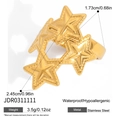 Détail d'une bague en acier inoxydable doré avec un design triple étoile sur fond blanc - Bague Ouverte Triple Étoile (JDR0311111)