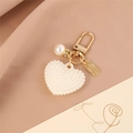 Detail of a gold pearl heart keychain with an engraved I wish you happy plate - Artificial Pearl Heart Style (B)