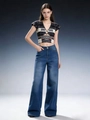 Damen-Set mit geometrischem Top und weit geschnittener Jeans in eleganter Ganzkörperansicht - S / Blau