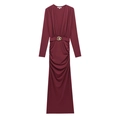 Elegante wijnrode maxi-jurk met diepe V-hals, gouden gesp en verfijnde geplooide details - S / Bordeauxrood