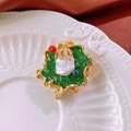 Détail macro d'une broche en perle baroque avec pierres vertes et cadre doré ondulé - Broche Étoile de Mer en Perle Baroque Irrégulière / Doré