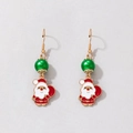 Dettaglio macro di orecchini a goccia Babbo Natale con perle verdi e smalto colorato - Babbo Natale e Perlina Verde