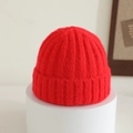 Primer plano del gorro de punto acanalado rojo brillante con borde enrollado - 1-4 Años / Rojo