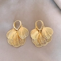 Pendientes de corazón hueco dorados con textura de metal cepillado sobre seda gris - Aro de Pétalo Hueco / Estilo Dorado