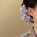 Vue latérale d'une jolie pince à cheveux fleur en tissu lavande - Pince Crabe (40#) / 1 Pièce / Violet