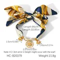Dettaglio della collana foulard di seta con ciondoli dorati a forma di elefante e sole e misure - Stile Stampato Blu Giallo Bianco (HC-B20379)