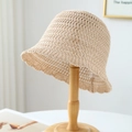 Dettaglio di un cappello da sole in maglia beige con bordo ondulato in stile vintage - M(56-58cm) / Moca