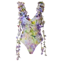 Dettaglio delle applicazioni floreali 3D e stampa glicine viola sul costume da bagno - S / Costume Intero Stampato