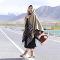 Poncho ethnique beige à capuche avec motifs géométriques et franges sur la route - LM265 Style Ethnique - Beige