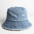 Détails du chapeau bob en jean bleu clair avec des trous usés et des bords effilochés - M (56-58cm) / Bleu Moyen & Blanc