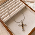 Collana a catena serpente in argento con croce e perline occhio di tigre su portagioie - Collana con ciondolo a croce in occhio di tigre argentata - circonferenza circa 46 cm