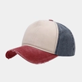 Dettagli della visiera usurata su un cappello da baseball vintage tricolore in cotone lavato - Borgogna