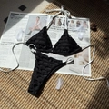Bikini au crochet noir avec liens blancs présenté sur un fond de vacances rustique - S / Noir