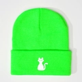 Gros plan du bonnet en maille vert fluo avec broderie de silhouette de chat blanc - Vert Fluorescent