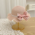 Dettaglio cappello di paglia rosa con pizzo e fiocco floreale su supporto dorato - S (Bambini 52cm 1-6 anni) / Cappello Rosa