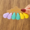 Gros plan de trois paires de boucles d'oreilles gouttes colorées en résine mate - 3 Paires - Gouttes Colorées / Macaron Mat (E0171-1)