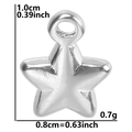 Detalle macro del colgante de estrella plateada con medidas de 1,0cm x 0,8cm - Plateado
