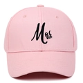 Casquette de baseball rose en coton avec broderie Mrs. noire et visière courbée - Rose Mrs