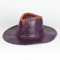 Détail du chapeau de cow-boy léopard violet avec bordure cousue orange et texture en cuir - Léopard Violet