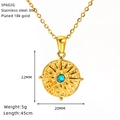 Dettaglio della collana in acciaio dorato 18k con pendente a sole e pietra turchese - Stile Raggio di Sole (SP602G)