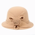 Dettaglio di cappello in feltro di lana cammello con eleganti decorazioni floreali a mano - M (56-58cm) / Cachi
