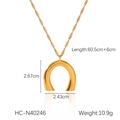 Vista dettagliata della collana con pendente a U dorata con dimensioni e peso precisi - Collana a Ferro di Cavallo a Forma di U Dorata (HC-N40246)