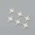 Dettaglio di sei ciondoli a stella in argento con doppi anelli per la creazione di gioielli - 13*12mm / Argento